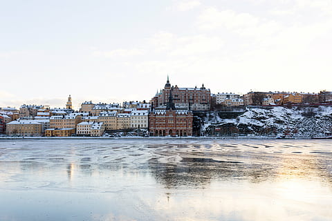 braun, Beton, Gebäude, Karosserie, Wasser, tagsüber, die Architektur, Infrastruktur, Struktur, Einrichtung, Wohnung, Fenster, Eigentumswohnung, Hotel, Fluss, Stadt, Gebäudehülle, gebaute Struktur, Ufergegend, Winter, keine Leute, Stadtbild, Himmel, Natur, Tag, kalte Temperatur, Schnee, Wohngegend, wolke - himmel, kopieren sie platz, draußen, 5K, CC0, gemeinfrei, lizenzfrei