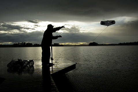 krebs, bur, aften, sverige, august, silhuet, afspejling, sø, en person, vand, sky - himmel, himmel, rigtige mennesker, fritidsaktivitet, stående, natur, livsstil, solnedgang, herrer, aktivitet, fuld længde, skønhed i naturen, sidebillede, udendørs, 4K, CC0, offentligt domæne, royaltyfrie