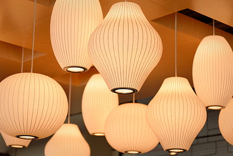zapnutý, bílý, závěsné lampy, bílá stropní světla, světlo, strop, lucerna, závěsný, tvar, papír, drát, střecha, žárovka, lustr, osvětlovací zařízení, uvnitř, elektrická lampa, vzor, svítí, design, nikdo, elektřina, skupina objektů, podnikání, výběr, dekorace, elektrické světlo, detail, moderní, v řadě, oranžová barva, čistý, luxus, 4K, CC0, veřejná doména, bez autorských práv