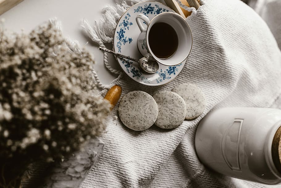 hvid, keramisk, krus, fylde, kaffe, underkop, te kop, fyldt op, sort, væske, yndig, køkken, cookie, te, duge, te skåret, kiks, hyggelig, eftermiddag, chic, maleriske, nuttet, madlavning, indretning, minimal, enkel, bage, bagning, engelsk, laver mad, kop, mad og drikke, drikke, forfriskning, kaffekop, kaffe - drikke, indendørs, mad, varm drikke, bord, ingen mennesker, porcelæn, friskhed, høj vinkel visning, sort kaffe, køkkenredskaber, te - varm drikke, sort te, morgenmad, sukkerrør, 5K