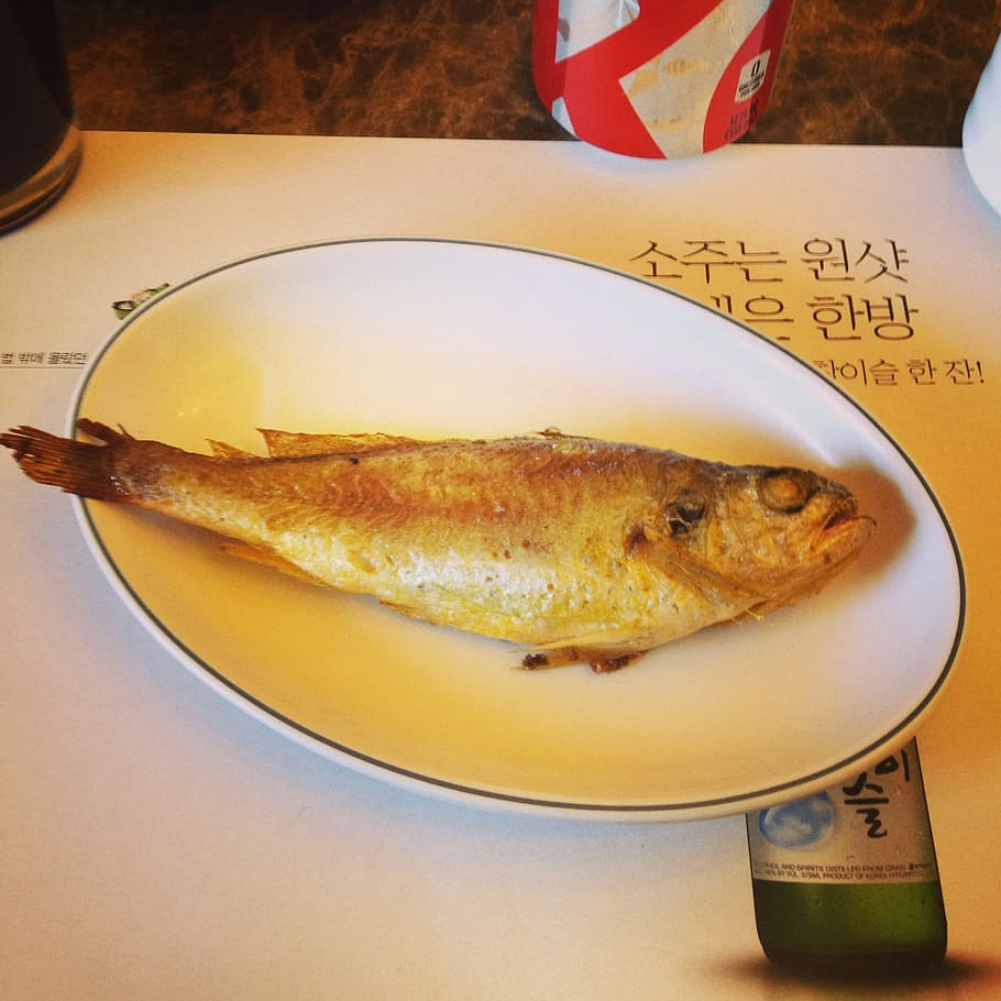 peix, fregit, plat, placa, restaurant, menjar, marisc, dinar, sopar, saborós, coreà, Corea, menjar i beguda, cap gent, primer pla, taula, a l'interior, frescor, llest per menjar, alimentació saludable, natura morta, benestar, text, utensili per menjar, animal, vertebrats, vista d’angle alt, mida de la porció, temptació, 1080P