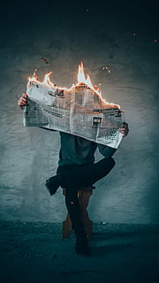 fotografia surrealista, persona che legge la carta delle notizie, fuoco, seduta, sgabello, persona, detenzione, ardente, giornale, lettura, emozione, lunghezza intera, persone reali, persone, fiamma, fuoco - fenomeno naturale, notte, calore - temperatura, uomini, in piedi, abbigliamento casual, natura, retrovisore, composito digitale, all'aperto, illuminato, raggiante, volto oscurato, 5K, CC0, dominio pubblico, privo di copyright