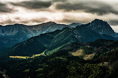 Antenne, Fotografie, Bergwald, Berg, Hochland, Wolke, Himmel, Gipfel, Grat, Landschaft, Natur, Tal, Hügel, Aussicht, Reise, Bäume, Pflanzen, Wälder, Szenen - Natur, Schönheit in der Natur, wolke - himmel, Umgebung, Gebirge, Ruhe, ruhige Szene, Baum, grüne Farbe, Pflanze, Nicht-städtische Szene, Land, keine Leute, Tag, idyllisch, draußen, 4K, CC0, gemeinfrei, lizenzfrei