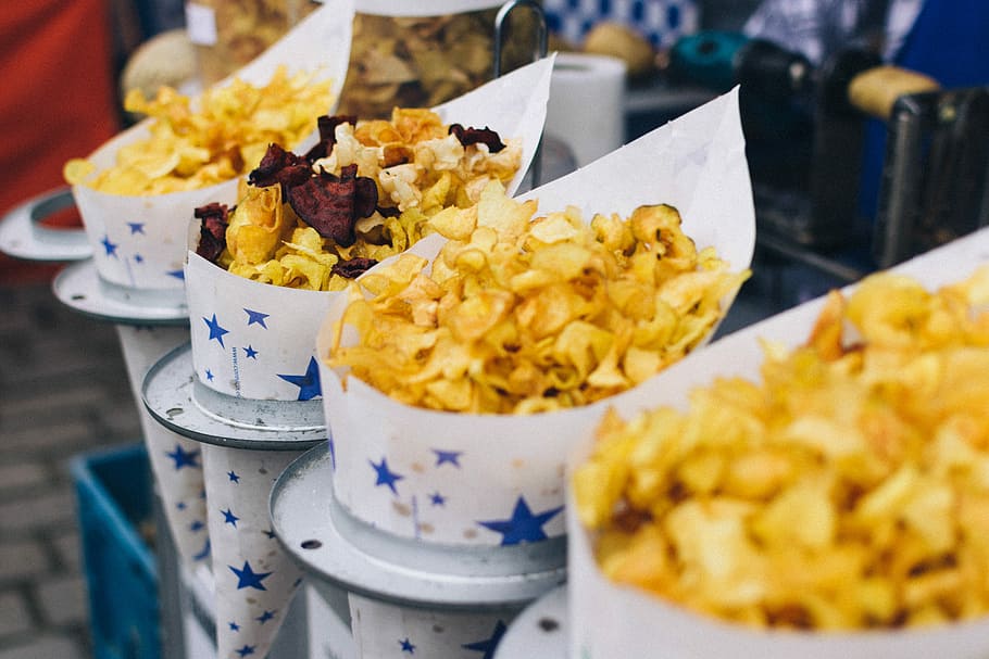 patatine barbabietole, Patata, barbabietola, patatine fritte, spuntino, cibo, pasto, mangiare malsano, buongustaio, cibo e bevande, tavolo, pranzo, mercato, Al dettaglio, memorizzare, freschezza, avvicinamento, pronto a mangiare, nessuno, natura morta, in vendita, indulgenza, scelta, contenitore, stand di concessione, variazione, concentrarsi sulle conoscenze acquisite, messa a fuoco selettiva, abbondanza, Cibo indiano, mercatino, tentazione, 5K