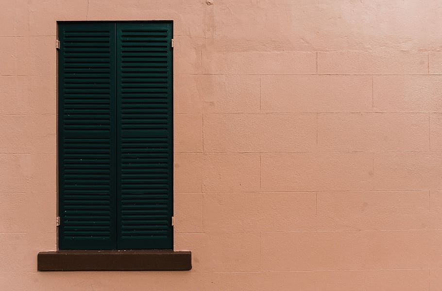 Brun, træ-, bygning, grøn, louvered vindue, grønne trævinduer, væg, vindue, lyserød, minimal, facade, ramme, åbning, rektangel, overflade, bygget struktur, arkitektur, bygning udvendig, murbygningsfunktion, ingen mennesker, lukket, dag, mønster, tekstureret, udendørs, sikkerhed, kopiere plads, sollys, baggrunde, lukker, geometrisk form, 5K