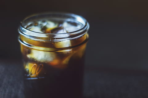 negru, lichid, cuburi de gheata, mason jar, fotografie, minge mason mason, umplut, cafea cu gheata, băutură, a închide, alcool, nici o persoana, borcan, mancare si bautura, studio shot, shot glass, în interior, recipient, sticlă - material, alimente, prospeţime, sticlă, gustare, selectiv, transparent, pahar de băut, să se concentreze asupra primelor elemente, mâncat sănătos, bunăstare, natură moartă, etanș, Fundal negru, 5K, CC0, domeniu public, fără drepturi de autor
