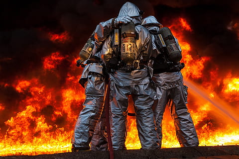 drei, Feuerwehrmann, abwischen, Feuer, Feuerwehrleute, Ausbildung, Leben, kontrolliert werden, Schutz, Achtung, Ausrüstung, Schlauch, Helm, sprühen, Düse, Job, trainieren, Feuerwehrmänner, Sicherheit, Bedienung, Verbrennung, Feuer - natürliches Phänomen, Flamme, Militär-, Warnschild, Hitze - Temperatur, Regierung, Zeichen, Kopfbedeckungen, Männer, Unfälle und Katastrophen, bewaffnete Kräfte, Risiko, Feuerwehrschlauch, Uniform, Helden, draußen, Rettungshelfer, 1080P, CC0, gemeinfrei, lizenzfrei