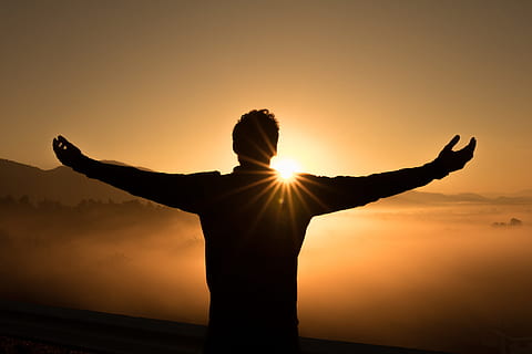 silueta fotografie, muž, útes, západ slunce, silueta, svítání, modlí se, duchovno, Příroda, náboženství, meditace, jóga, jako zen, jedna osoba, natažené ruce, venku, podsvícený, lidé, zvedl ruce, nebe, svoboda, klidné scény, muži, klidní lidé, relaxace, slunečního světla, zdravý životní styl, Bůh, svítání - svítání, naděje, slunce, dospělý, životního stylu, lidské paže, končetina, oranžová barva, skutečných lidí, krása v přírodě, stojící, zpětný pohled, klid, idylický, odlesk objektivu, lidská končetina, 1080P, CC0, veřejná doména, bez autorských práv