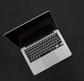nero, schermo, computer portatile, schermo nero, attività commerciale, computer, informatica, foto, il computer portatile, dominio pubblico, Tech, tecnologia, tastiera del computer, Internet, singolo oggetto, pc, colore nero, attrezzatura, tecnologia wireless, comunicazione, tastiera, attrezzatura informatica, connessione, in casa, tavolo, vista dall'alto, nessuno, dispositivo di informazione portatile, avvicinamento, schermo del computer, natura morta, direttamente sopra, parte del computer, schermo del dispositivo, tasto del computer, 2K, CC0, dominio pubblico, privo di copyright