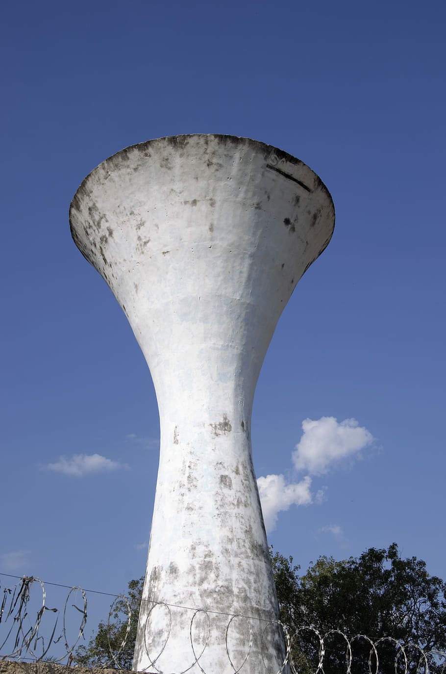 tårn, vand, boks, skyer, vandkasse, blå, arkitektur, himmel, træ, ingen mennesker, udendørs, dag, natur, lav vinkel visning, plante, skyfri himmel, metal, bygget struktur, træstamme, historie, sollys, bagagerum, bygning udvendig, skulptur, 4K