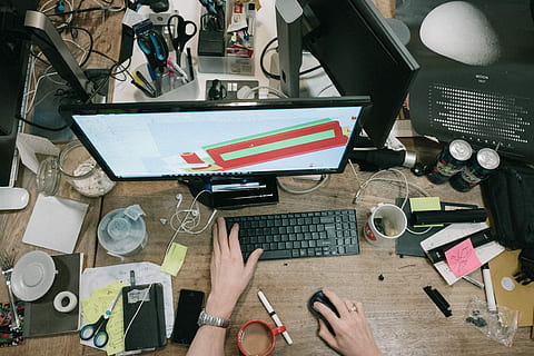 persona, izmantojot, dators, brūna, koka, tabula, galddators, darba vieta, darbstacija, strādā, aizņemts, pārpildīts, netīrs, traucējošs, inženierzinātnes, dizains, birojs, rakstāmgalds, augsts leņķa skats, viens cilvēks, tehnoloģijas, roka, cilvēka roku, bezvadu tehnoloģija, telpās, pieaugušais, tieši iepriekš, komunikāciju, cilvēka ķermeņa daļa, saimniecība, savienojumu, nodarbošanās, reāliem cilvēkiem, Bizness, izmantojot klēpjdatoru, Darba galds, 4K, CC0, publiskais domēns, bez atlīdzības