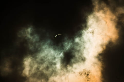 lua crescente, coberto, Preto, nuvens, Eclipse solar, Dom, astronomia, eclipse, nuvem - céu, céu, vôo, natureza, ar, ninguém, lua, céu dramático, beleza na natureza, ao ar livre, noite, scenics - natureza, visão de baixo ângulo, tranquilidade, Sombrio, fumaça - estrutura física, movimento, cor preta, tempestade, fundo preto, 4K, CC0, domínio público, royalty free