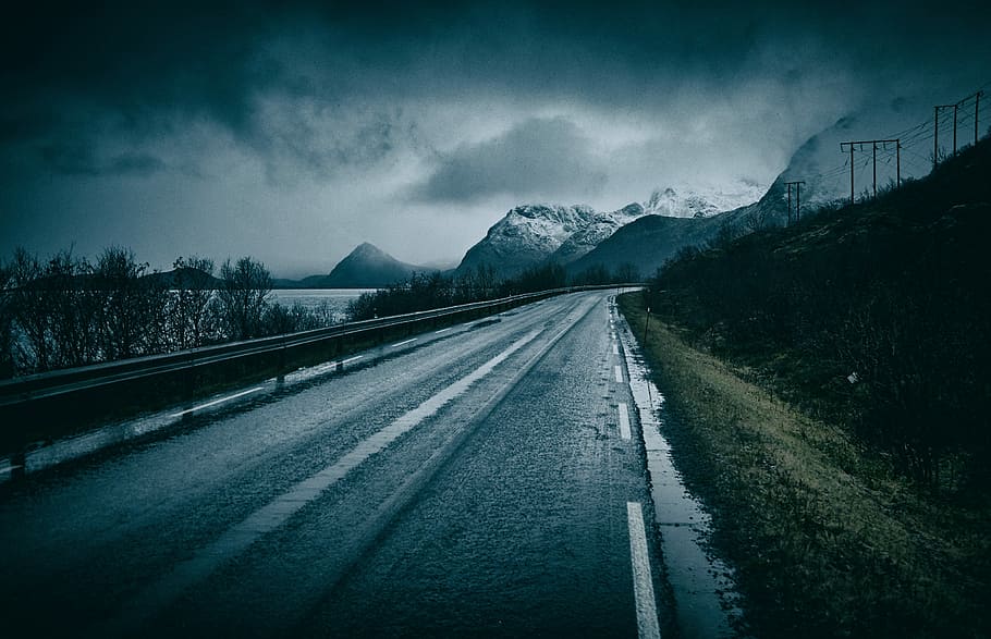 fotografering, tom, vejbane, gletsjerbjerge, dagtimerne, grå, gade, foran, bjerg, vej, overskyet, mørk, linje, sti, vand, våd, natur, landskab, lofoten, nord, arktisk, kold, regnfuld, vejr, storm, regn, bjergkæde, bjergrygge, transportmidler, sky - himmel, himmel, retning, vejen frem, miljø, vinter, sne, ingen mennesker, kold temperatur, skilt, forsvindingspunkt, skønhed i naturen, faldende perspektiv, Land, udendørs, 2K