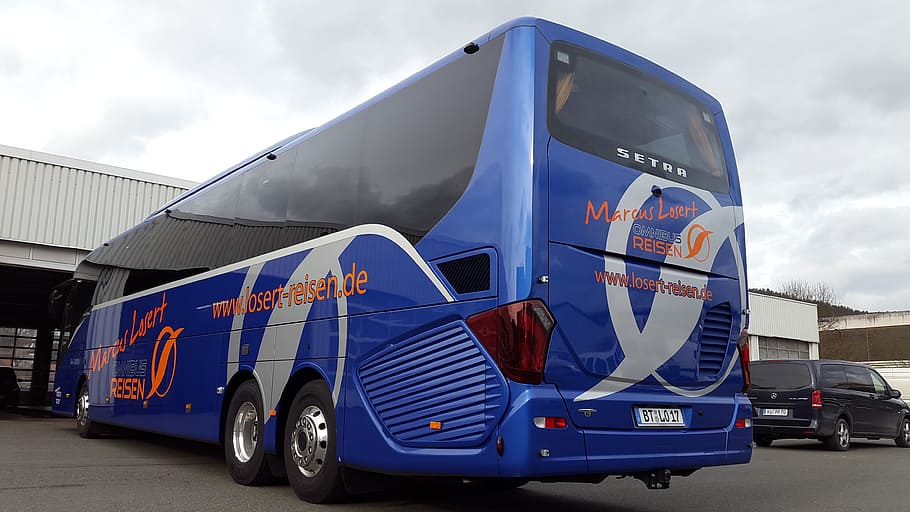 autobús, blau, cel, núvols, viatjar, stand, vehicle, festa, setra, publicitat, lliscar, conductor d'autobús, entrenador, autobús escolar, taller, servei d'atenció al client, viatges en autobús, luxe, transport, manera de transport, núvol - cel, vehicle terrestre, automòbil, arquitectura, cap gent, naturalesa, indústria, cotxe, a l'aire lliure, generació de combustible i energia, ciutat, avió, dia, exterior de l'edifici, carretera, vista lateral, estació, 4K