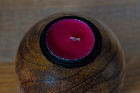 Kerze, dynamisch, rot, Nahansicht, drinnen, Fokus auf den Vordergrund, keine Leute, Holz - Material, Tabelle, Stillleben, einzelnes Objekt, gestalten, High Angle View, Essen und Trinken, Glas, Kunst und Handwerk, Container, Geometrische Figur, Kreis, Kunst, Glas - Material, Wohlbefinden, 5K, CC0, gemeinfrei, lizenzfrei