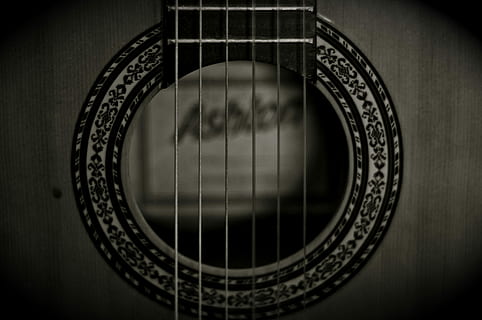 pilkos spalvos fotografija, gitaros stygos, gitara, instrumentas, eilutė, turas, muzika, muzikinis instrumentas, styginių instrumentas, meno kultūra ir pramogos, muzikos įranga, patalpose, Iš arti, nėra žmonių, figūra, muzikos instrumentų eilutė, mediena - medžiaga, vienas objektas, studija, ratą, geometrinės formos, spektaklis, akustinė gitara, Klasikinė muzika, koncentrinis, 4K, CC0, Viešasis domenas, nemokamai