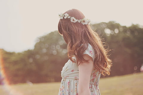 dona, portar, rosa, gris, floral, vestit, blanc, tocada de flors de pètals, rosa i gris, flor, toc, a l'aire lliure, ètnia caucàsica, dones, una persona, naturalesa, adult, dia, hora del dia, gent, somrient, femelles, punt de vista, dones joves, estiu, de peu, tècnica de la imatge, bellesa, estils de vida, imatge en color, només adults, cabell llarg, tipus d’imatge, cabell castany, mirant, una sola noia, centrar-se en primer pla, pentinat, cabell, nen, planta, cintura cap amunt, infància, roba casual, camp, tirada al cap, llum solar, flare de la lent, innocència, contemplació, 1080P, CC0, domini públic, lliure de regalies