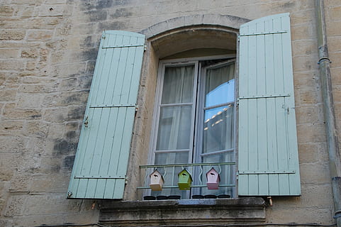 vindue, skodder, åben, facade, vindue, skodder åbne, arkitektur, bygning udvendig, bygget struktur, ingen mennesker, dag, bygning, glas - materiale, lav vinkel visning, glas, udendørs, afspejling, træ - materiale, væg, murbygningsfunktion, lukket, gardin, boligområde, gammel, gennemsigtig, vinduesramme, 2K, CC0, offentligt domæne, royaltyfrie