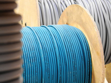 blau, bobina de cable, gris, línies, tambor de cable, corrent, cable, línia elèctrica, energia, electricitat, tecnologia, elektrik, electricista, artesania, artesans, indústria, planta, anlagentechnik, construcció, lan, cables de xarxa, línia de xarxa, xarxa, fàbrica, indústria tèxtil, negocis, a l'interior, cap gent, primer pla, tèxtil, enfocament selectiu, en fila, fil, centrar-se en primer pla, relaxació, material de fusta, mobles, venda al detall, fons, seient, pila, art i artesania, 4K, CC0, domini públic, lliure de regalies