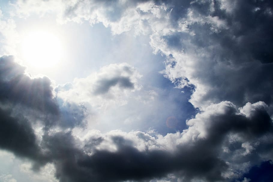 núvol, cel, sol, llum del sol, miracle, bonic, fosc, brillant, núvol - cel, cloudscape, llum solar, bellesa a la natura, medi ambient, naturalesa, cel dramàtic, atmosfera, raig de sol, vent, fons, escenics - natura, blau, tempesta, llum - fenomen natural, cap gent, a l'aire lliure, meteorologia, pluja, clima, resum, 4K