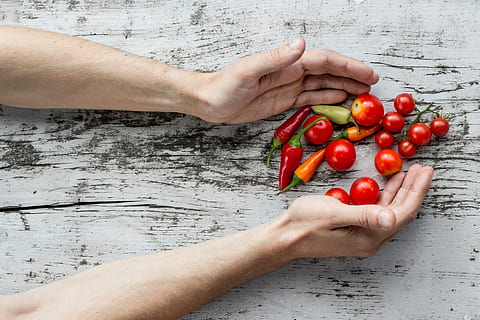 persona mà, aconseguir, cirera, tomàquets, pebrots, tomàquet, superior, blanc, fusta, pissarra, fruita, vegetals, vermell, fred, pebre, mà, mà humana, menjar, menjar i beguda, frescor, part del cos humà, benestar, alimentació saludable, una persona, celebració, vista d’angle alt, estils de vida, primer pla, estil de vida saludable, part del cos, orgànic, madur, dit, mans en copa, extremitat humana, 4K, CC0, domini públic, lliure de regalies