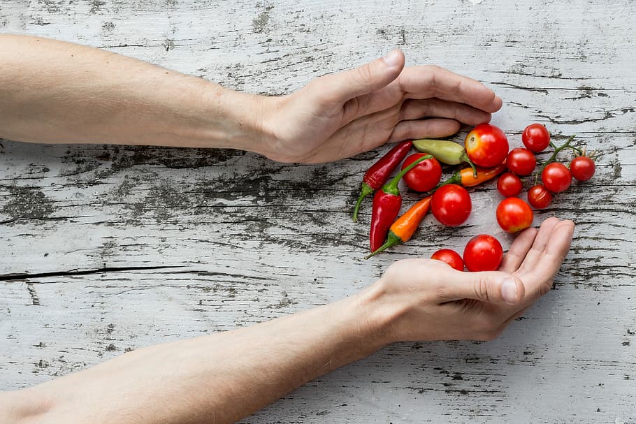 persona mà, aconseguir, cirera, tomàquets, pebrots, tomàquet, superior, blanc, fusta, pissarra, fruita, vegetals, vermell, fred, pebre, mà, mà humana, menjar, menjar i beguda, frescor, part del cos humà, benestar, alimentació saludable, una persona, celebració, vista d’angle alt, estils de vida, primer pla, estil de vida saludable, part del cos, orgànic, madur, dit, mans en copa, extremitat humana, 4K