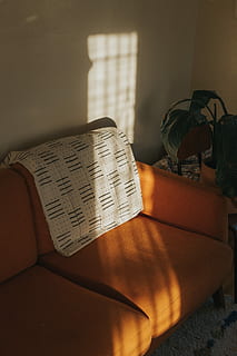 Weiß, Textil-, braun, Couch, leere Couch, Licht, Schatten, Lichtleck, städtisch, Veröffentlichung, Buch, drinnen, öffnen, Möbel, keine Leute, Abwesenheit, Wohngebäude, Text, Papier-, Tabelle, Wohnraum, Kommunikation, Religion, Sofa, Seite, Bett, Glauben, lesen, 5K, CC0, gemeinfrei, lizenzfrei