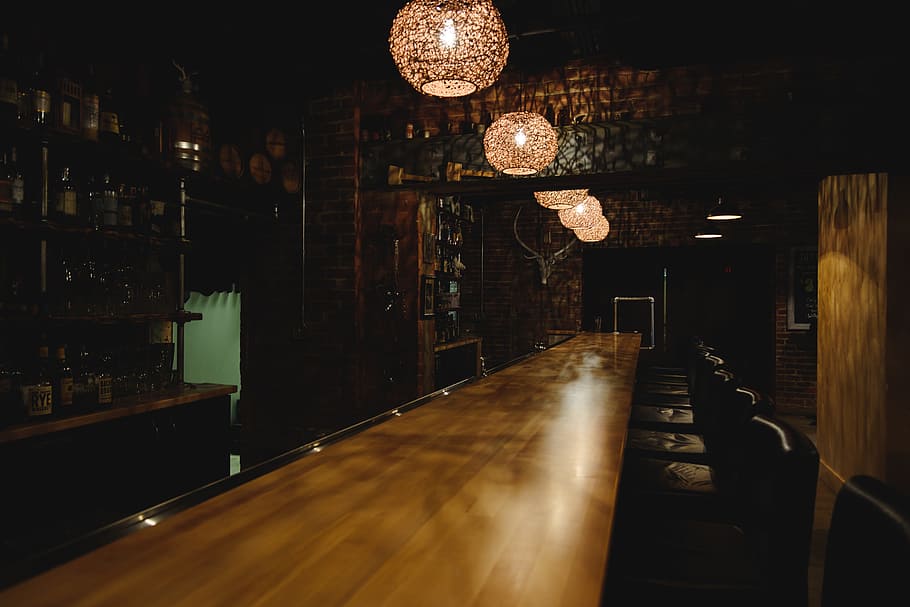 organitzat, cadira, endins, barra, restaurant, femta, llums, alcohol, a l'interior, equips d’il·luminació, il·luminat, cap gent, seient, nit, bar - establiment de begudes, taula, arquitectura, comptador de barres, absència, estructura construïda, modern, en fila, penjant, negocis, vida nocturna, llum elèctrica, luxe, 5K