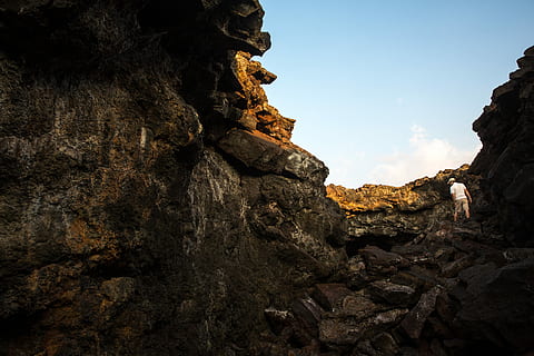 landskabsfotografering, klippeformationer, udforske, mand, bjerg, lys, sollys, kaukasiske, blå himmel, klippe, klint, klatring, vandretur, solid, rock-objekt, natur, himmel, rock formation, ingen mennesker, dag, tekstureret, arkitektur, historie, lav vinkel visning, udendørs, jord, ro, sky - himmel, fortiden, rejsemål, bygget struktur, eroderet, ødelagt, 5K, CC0, offentligt domæne, royaltyfrie