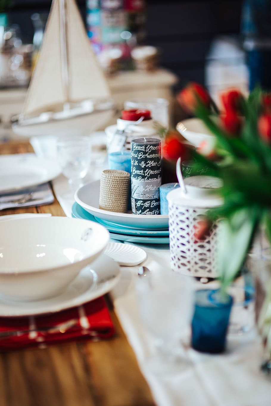 table decorations, red, flowers, Table, decorations, lunch, dinner, decor, glasses, candle, plates, decoration, plate, crockery, restaurant, napkin, silverware, food, dining, banquet, no People, tablecloth, indoors, selective focus, celebration, food and drink, still life, close-up, choice, cake, cup, glass, drinking glass, variation, large group of objects, dessert, setting, 4K