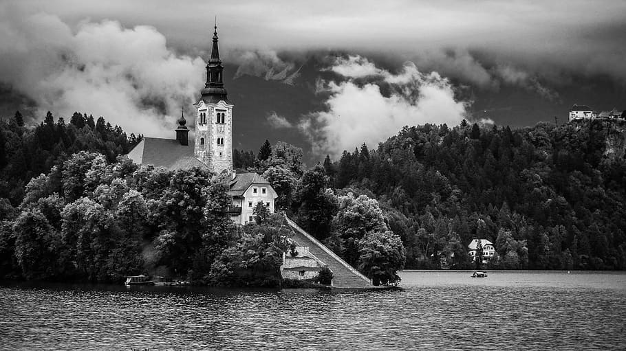fotografia in scala di grigi, Casa, circondato, alberi, corpo, acqua, giorno, scala di grigi, fotografia, corpo d'acqua, bianco e nero, Chiesa, storia, posto famoso, fiume, vecchio, architettura, struttura costruita, albero, nessuno, esterno dell'edificio, pianta, costruzione, Torre, natura, cielo, luogo di culto, lungomare, destinazioni di viaggio, il passato, nuvola - cielo, all'aperto, guglia, 2K