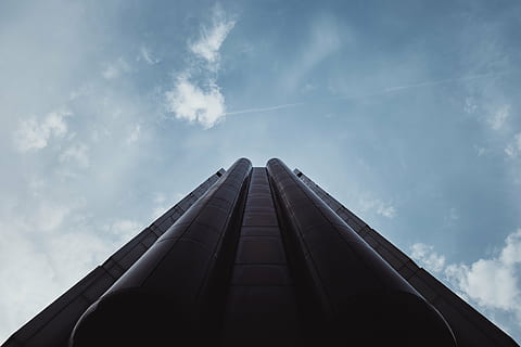 verme, fotografia di vista, nero, alto, edificio, architettura, costruzione, infrastruttura, struttura, istituzione, appartamento, finestre, condominio, Hotel, nuvole, cielo, urbano, città, nuvola - cielo, Inquadratura dal basso, natura, struttura costruita, esterno dell'edificio, all'aperto, giorno, nessuno, mezzi di trasporto, moderno, direttamente sotto, Torre, veicolo aereo, industria, alto - alto, viaggio, inquinamento, 4K, CC0, dominio pubblico, privo di copyright