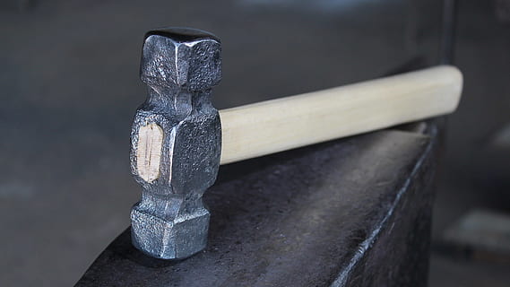 værktøj, Hammer, smede, tæt på, arbejdsværktøj, ingen mennesker, træ - materiale, metal, Håndværktøj, fokus på forgrunden, enkelt objekt, værksted, enkelhed, gammel, industri, Kunst og håndværk, indendørs, skarp, menneskeskabt objekt, manden lavet, metalindustrien, stål, 1080P, CC0, offentligt domæne, royaltyfrie