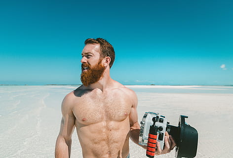 homem, de praia, olhando, certo, pessoas, cara, Câmera, foto, fotógrafo, músculo, onda, areias, mar, agua, céu, nuvens, azul, sem camisa, terra, uma pessoa, natureza, homens, adulto, garrafa, feriado, viagem, dia, segurando, atividade de lazer, Férias, ao ar livre, 5K, CC0, domínio público, royalty free