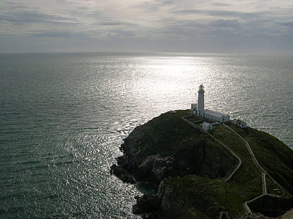 aerian, fotografie, far, timpul zilei, stânci, ocean, mare, stâncă, coastă, apă, peisaj, călătorie, natură, litoral, mal, ușoară, cer, pitoresc, plajă, Reper, navigare, clădire, turn, de coastă, turism, insulă, maritim, val, piatră, apus de soare, promontoriu, Anglesey, sud stack, Țara Galilor, Regatul Unit, valuri, ondulații, frumusețe în natură, scenice - natura, orizontul peste apă, orizont, o scenă liniștită, liniște, nor - cer, îndrumare, idilic, construită, solid, nici o persoana, obiect de rocă, în aer liber, 1080P, CC0, domeniu public, fără drepturi de autor