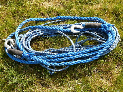 corda, cavo, gancio, blu, fune di traino, giorno, erba, forza, nessuno, vista dall'alto, campo, pianta, natura, colore verde, connessione, all'aperto, terra, avvicinamento, metallo, natura morta, sicurezza, contorto, luce del sole, complessità, ingarbugliato, 2K, CC0, dominio pubblico, privo di copyright