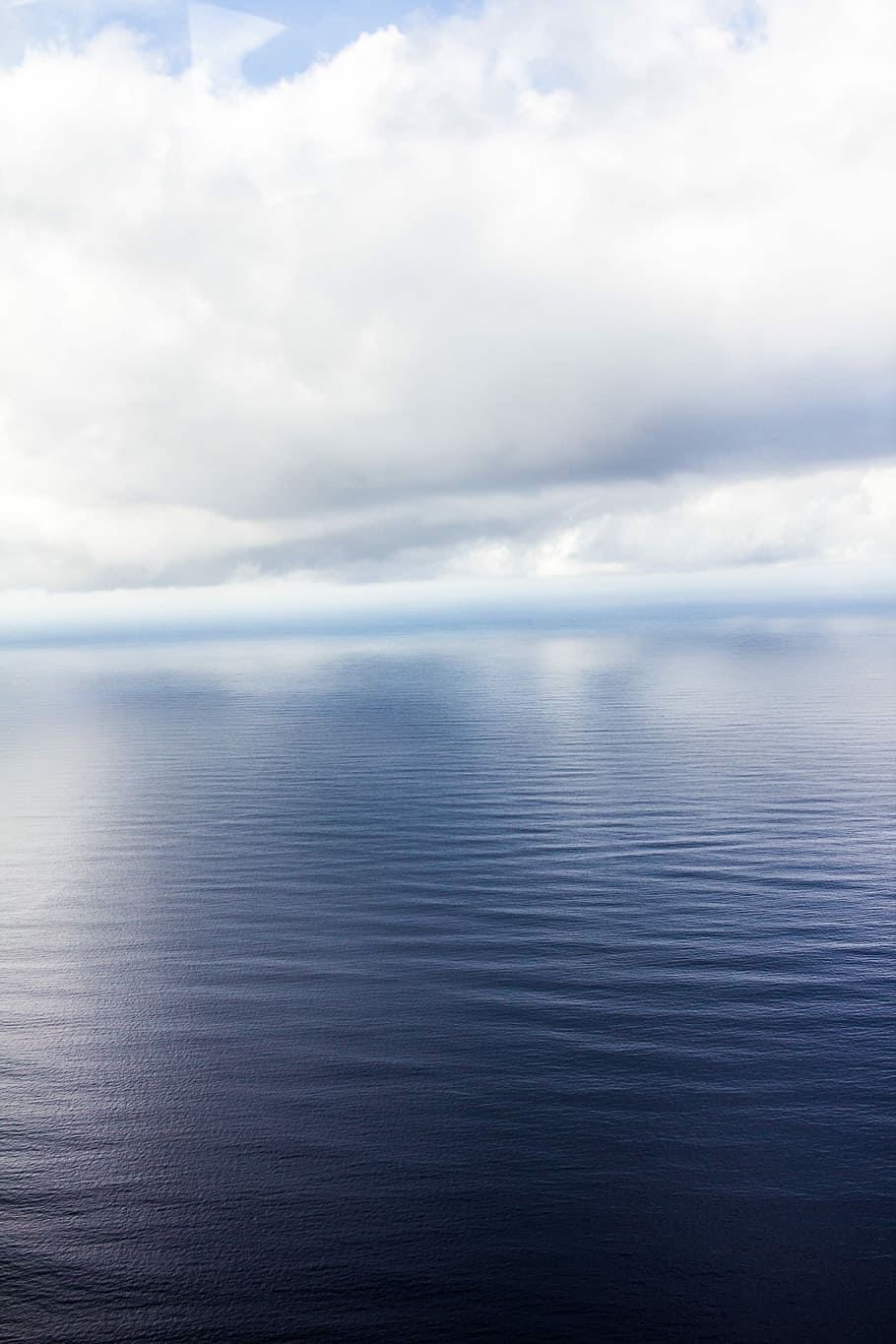foto, tenang, tubuh, air, putih, berawan, langit, samudra, riak, awan, langit biru, nafsu berkelana, udara, awan - langit, scenics - alam, keindahan di alam, ketenangan, laut, adegan yang tenang, cakrawala di atas air, alam, horison, idilis, tidak ada orang, hari, di luar rumah, pemandangan laut, tepi laut, refleksi, adegan non-urban, kelembutan, 2K