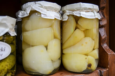 preparaty, słoiki, owoc, dżem, naturalne jedzenie, jedzenie, eco, jedzenie i picie, świeżość, zdrowe odżywianie, dobre samopoczucie, pojemnik, wewnątrz, żadnych ludzi, martwa natura, Ziemniak, zbliżenie, warzywo, żółty, Plastikowy, wybór, kolekcja, drewno - materiał, sprzedaż, rynek, 4K, CC0, domena publiczna, darmowe zdjęcia