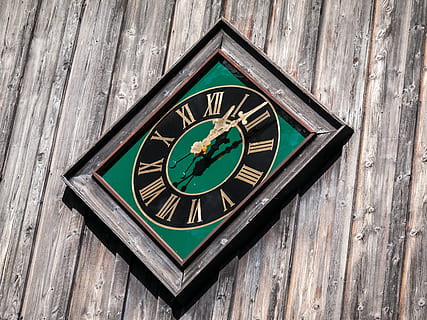 Uhr, Kirchenuhr, Glockenturm, Kirchturm, wählen, Zeiger, Zeit des, Kirche, Zeitangabe, die Architektur, Zeit, Stunde, Minute, Holz - Material, keine Leute, Tag, Flachwinkelansicht, Nahansicht, gestalten, grüne Farbe, Geometrische Figur, Kreis, gebaute Struktur, Muster, Wandbau - Funktion, draußen, Metall, Design, Nummer, alt, Wanduhr, Minutenzeiger, 4K, CC0, gemeinfrei, lizenzfrei