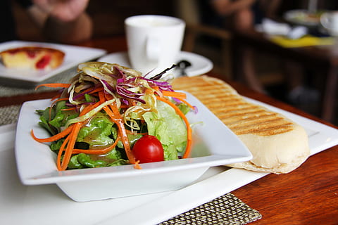 amanides, cafè, te, pans, esmorzar, cafeteria, saborós, pastisseria, pastís, croissant, fleca, fresc, local, cultura, viatjar, asia, vacances, menjar i beguda, alimentació saludable, menjar, amanida, restaurant, frescor, taula, llest per menjar, placa, vegetals, benestar, mida de la porció, primer pla, natura morta, estri de cuina, a l'interior, centrar-se en primer pla, utensili per menjar, tomàquet, bol, cap gent, vaixella, menjar vegetarià, decorar, safata, 2K, CC0, domini públic, lliure de regalies