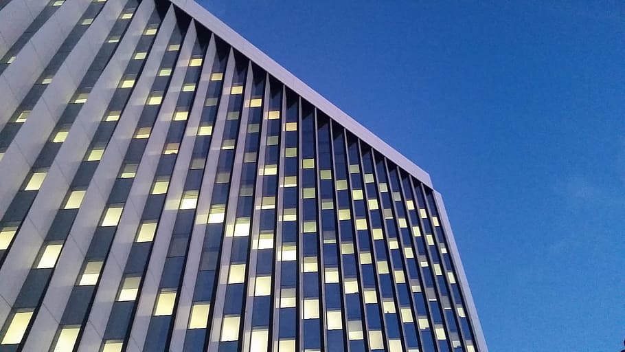 oficines, edifici, gratacels, ciutat, arquitectura, edifici d'oficines, estructura construïda, exterior de l'edifici, modern, blau, escena urbana, finestra, negocis, vidre - material, reflexió, cel, façana, torre, cel clar, vista d’angle baix, cap gent, patró, dia, naturalesa, assolellat, llum solar, exterior d’edifici d’oficines, a l'aire lliure, oficina, repetició, acer, 2K