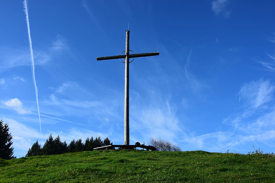 attraversare, croce al vertice, montagna, vertice, cielo blu, cielo, combustibile e produzione di energia, turbina eolica, erba, blu, pianta, campo, turbina, nuvola - cielo, natura, religione, energia eolica, nessuno, terra, Inquadratura dal basso, giorno, energia rinnovabile, conservazione dell'ambiente, credenza, all'aperto, elettricità, potere in natura, 5K