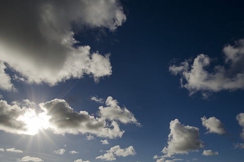Wolke, blauer Himmel, Himmel, Sol, wolke - himmel, Schönheit in der Natur, Sonnenlicht, Szenen - Natur, Natur, Sonne, Wolkengebilde, Umgebung, Hintergründe, Atmosphäre, bedeckt, Blau, keine Leute, Meteorologie, Wind, Ruhe, weiße Farbe, draußen, hell, sauber, Klima, 2K, CC0, gemeinfrei, lizenzfrei