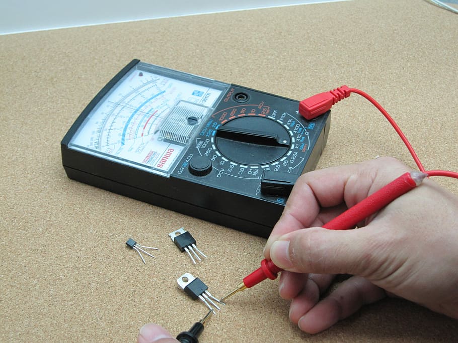 persona, utilitzant, negre, multímetre analògic, electrònica, transistor, multímetre, mesura, equipament, circuit, metre, instrument, component, eina, sonda, proves, provador, semiconductor, enginyeria, mà humana, part del cos humà, celebració, indústria electrònica, a l'interior, tecnologia, mà, persones reals, una persona, part del cos, estils de vida, dit humà, dit, vista d’angle alt, primer pla, taula, persona irreconeixible, perspectiva personal, connexió, 4K