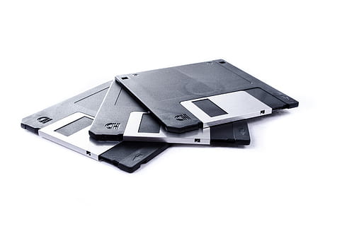 Tres, gris, negro, Entradas, flexible, aislado, expediente, salvar, blanco, grabar, medios de comunicación, negocio, compacto, disquete, datos, obsoleto, el plastico, memoria, byte, tecnología, computadora, equipo, objeto, disco, informática, retro, medio, apoyo, almacenar, ordenador portátil, ordenador personal, disco flexible, Fondo blanco, ordenadores, aislado en blanco, casa, nadie, edificio residencial, día, separar, foto de estudio, propiedad de la vivienda, arquitectura, financiar, edificio, solo objeto, vista de alto ángulo, adentro, estructura construida, pequeña, de cerca, modelo - objeto, seguridad, naturaleza muerta, desarrollo de vivienda, 1080P, CC0, dominio público, libre de derechos
