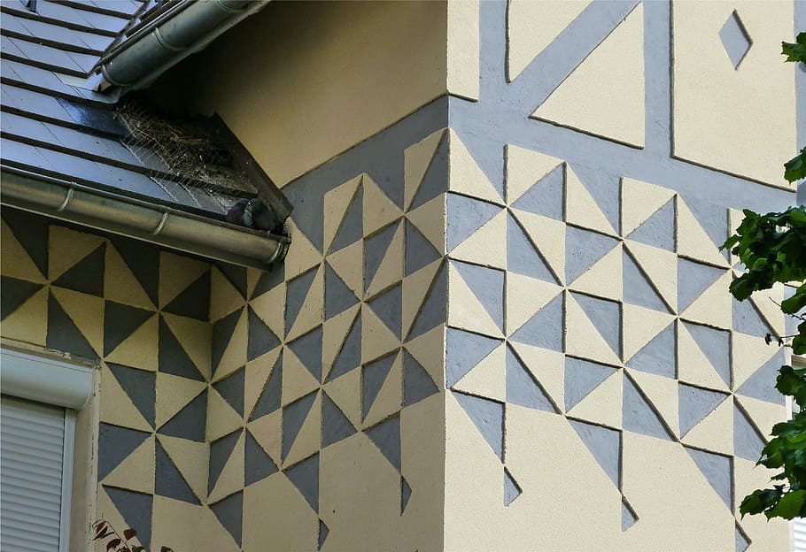 casa, paret, façana, decoració, alleujament, pintura, geometria, angle, quadrat, triangle, color, cinturó, casa pintada, artístic, arquitectura, estructura construïda, exterior de l'edifici, edifici, cap gent, vista d’angle baix, patró, dia, forma de triangle, forma, disseny, cel, marc complet, a l'aire lliure, modern, naturalesa, forma geomètrica, sostre, llum solar, ciutat, 4K