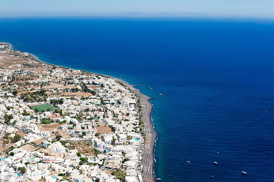 aèria, foto, blanc, marró, ciutat, al costat, blau, calma, cos, aigua, durant el dia, Albània, sarande, arquitectura, edificis, infraestructura, vista, mar, oceà, Costa, platja, horitzó sobre l’aigua, cap gent, dia, a l'aire lliure, escenics, escenics - natura, terra, bellesa a la natura, vista d’angle alt, naturalesa, escena tranquil·la, estructura construïda, exterior de l'edifici, cel, horitzó, tranquil·litat, paisatge urbà, 4K
