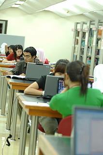 estudiantes, ordenador portátil, mesas, aprendizaje, alumnos, computadora, Wifi, red, Internet, tecnología, comunicación, inalámbrico, conexión, cuaderno, grupo de personas, tecnología inalámbrica, hombres, adulto, colegio, estudiante, educación, mujer, adentro, mesa, gente, salón de clases, sentado, estudiante universitario, usando laptop, estudiando, e-learning, 2K, CC0, dominio público, libre de derechos