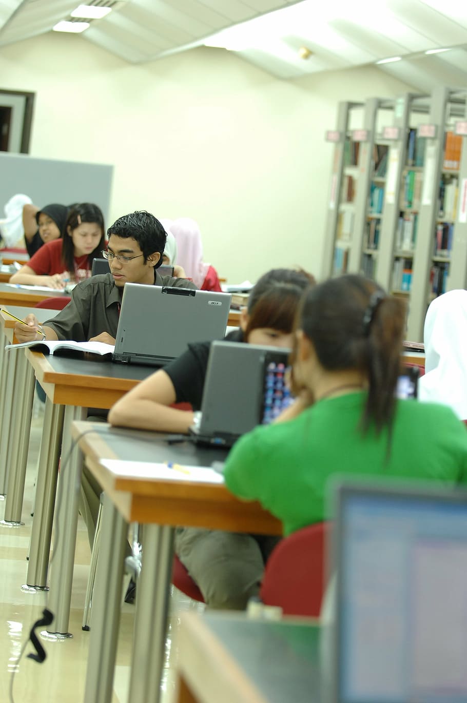 estudiants, portàtil, taules, aprenentatge, alumnes, ordinador, wifi, xarxa, Internet, tecnologia, comunicació, sense fils, connexió, quadern, grup de persones, tecnologia sense fils, homes, adult, escola, estudiant, educació, dones, a l'interior, taula, gent, aula, assegut, Estudiant d'universitat, usant portàtil, estudiar, e-learning, 2K