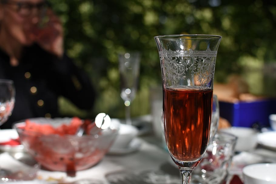 kaffepanel, kage, kaffe, pie, kaffe pause, lækker, kaffeparti, drage nytte af, glas, Søndag, champagne, rød, alkohol, festival, drikke, parti, champagne glas, mousserende, champagne briller, briller, mad og drikke, forfriskning, drikkeglas, husholdningsudstyr, bord, mad, vinglas, fokus på forgrunden, vin, friskhed, tæt på, sund kost, frugt, ingen mennesker, velvære, gennemsigtig, udendørs, aftensmad, indstilling, 5K